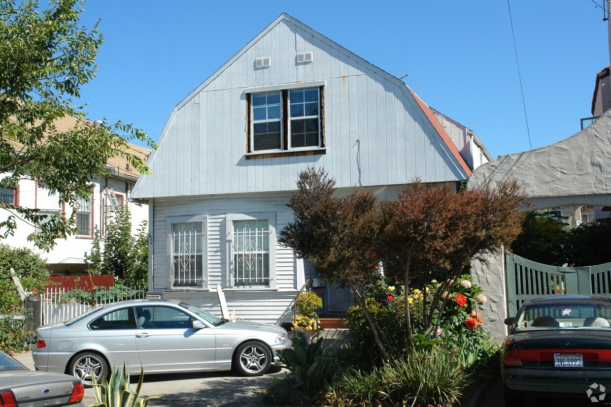 Building Photo - 450-452 37th St