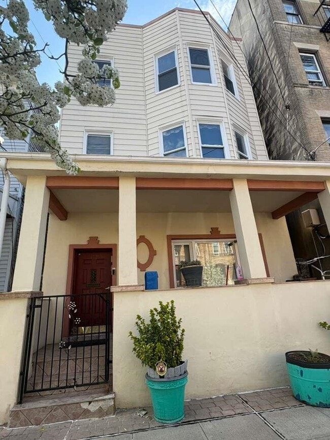 Building Photo - 4526 Brown St