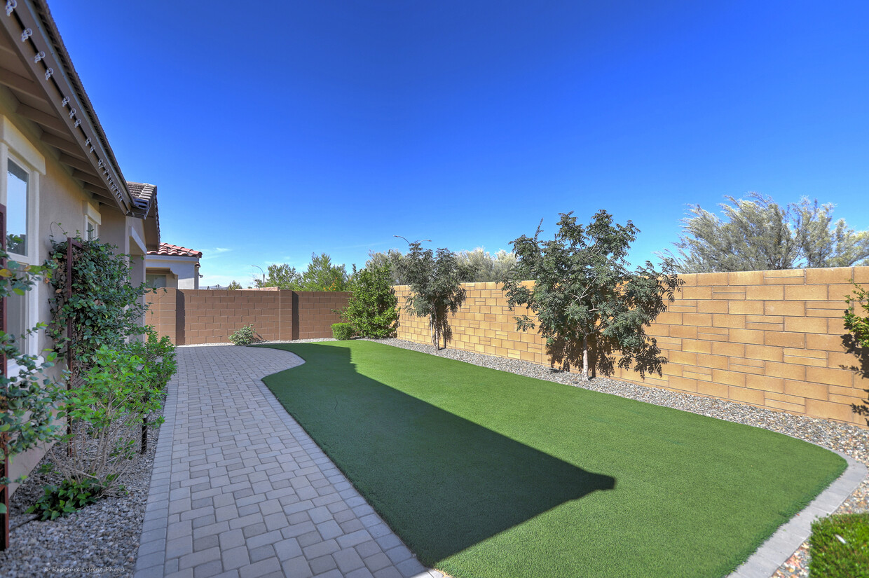 Primary Photo - 10630 E Corbin Ave