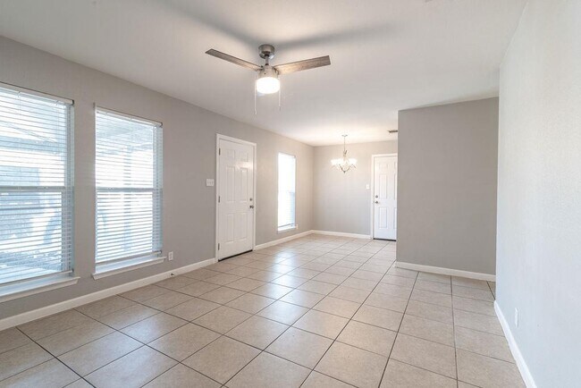 Building Photo - 1810 Nicole Cir