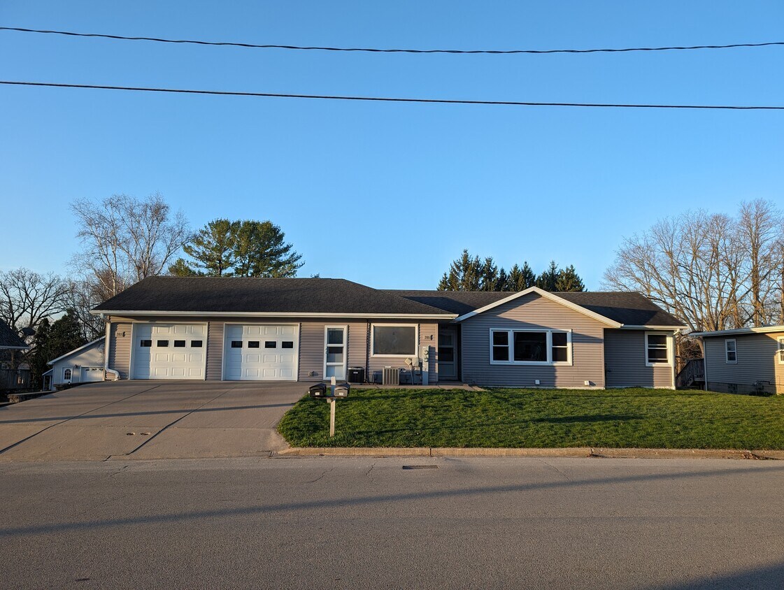 Primary Photo - 205 E Madison St