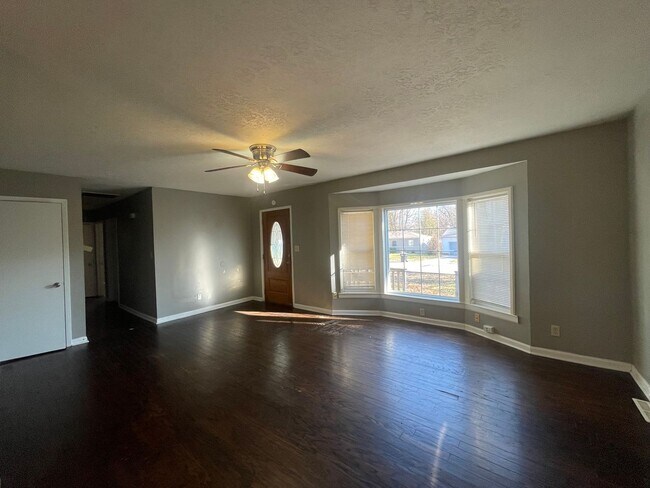 Building Photo - Rent this beautiful 3 Bedroom 2 Baths loca...