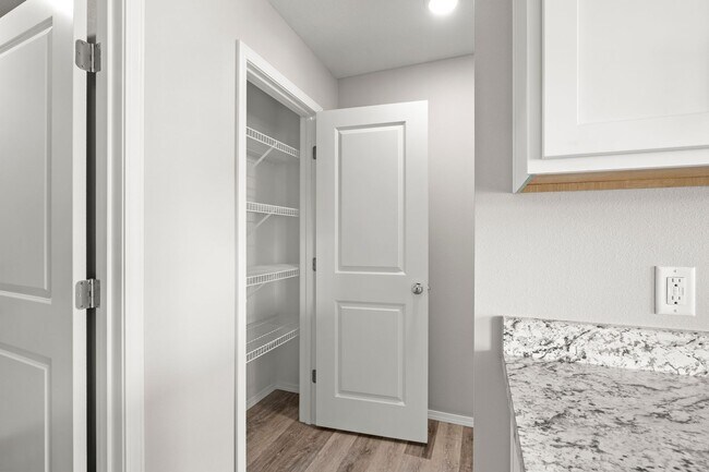 Foto del edificio - 4 bedroom home with a fenced in yard!