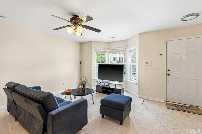 Foto del edificio - Room in Townhome on Ivory Run Way