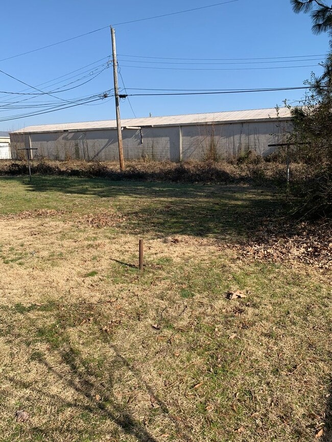 Building Photo - 1810 Fairlane- 2 Units