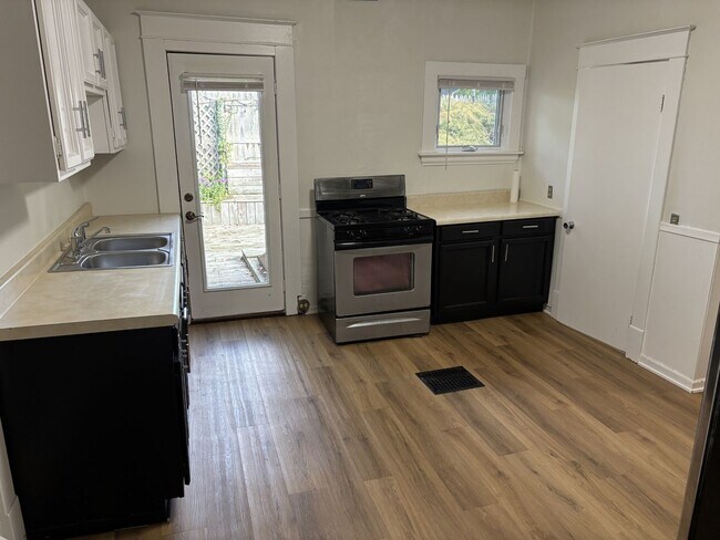 Foto del edificio - Charming Alger Heights home available now