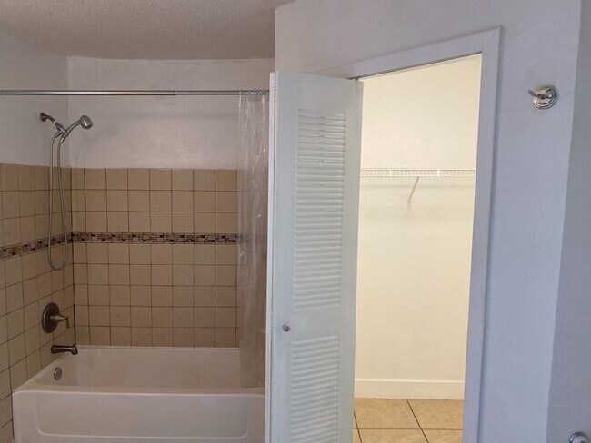 Building Photo - Orlando 2 BEDROOM CONDO