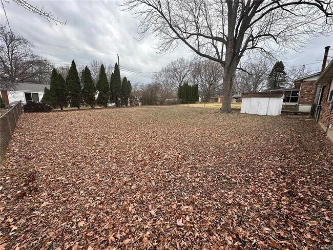 Building Photo - Discover the epitome of comfort in this 3-bed, 2-bath ranch-style gem.