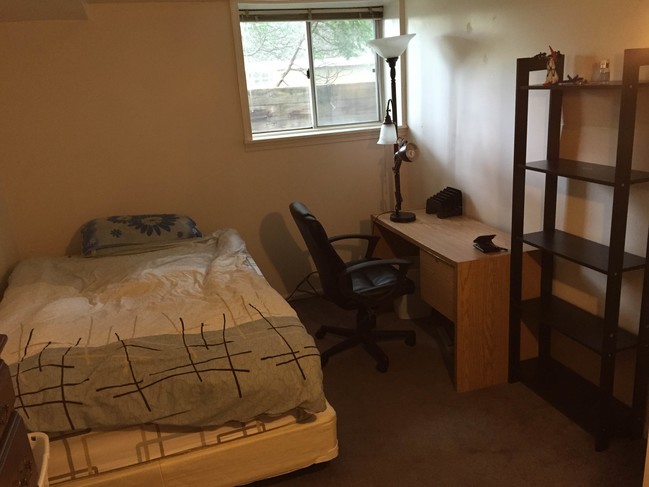 Room View 1 - Summer Sublet 1 in 3 BRs UM Central Campus