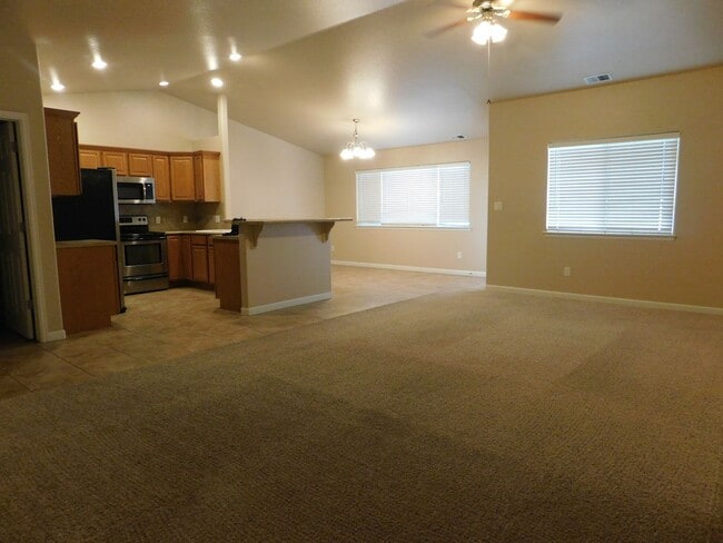 Building Photo - Spacious Duplex in Autumn Glen Subdivision