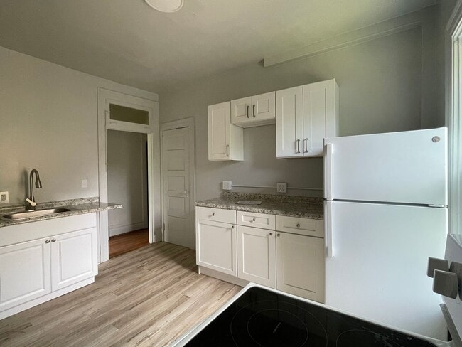 2nd Fl 2 bed/1 bath Apartment in Wilkinsburg - 2nd Fl 2 bed/1 bath Apartment in Wilkinsburg