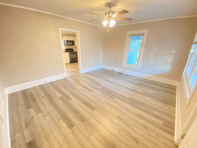 Building Photo - 2021 Fully Renovated 2bd/1ba House close t...