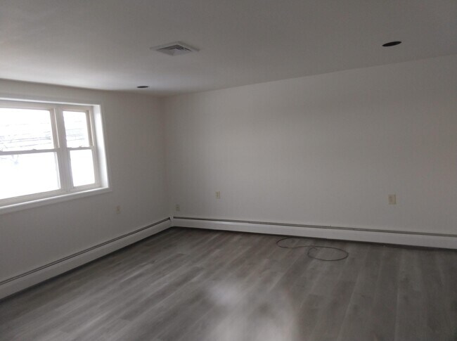 Building Photo - 405 W Moreland Rd