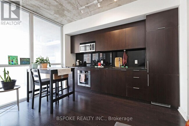 Photo du bâtiment - 478-478 King St W