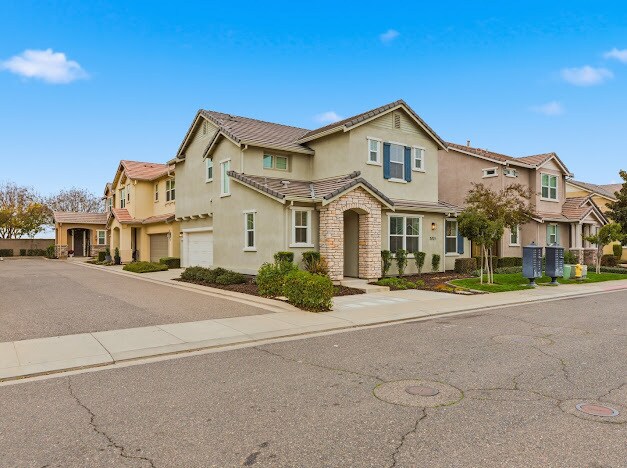 Building Photo - Spacious 3-bedroom home offering 1,785 sq ft of comfortable living space.