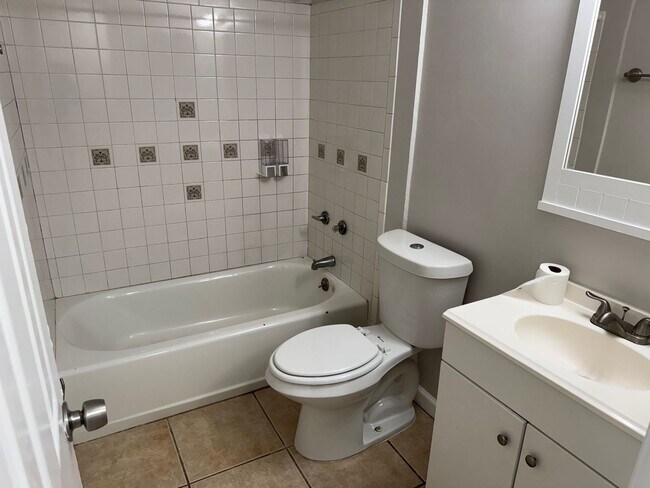 Foto del edificio - Spacious 3-Bedroom, 2-Bath Triplex – Clean and Move-In Ready!