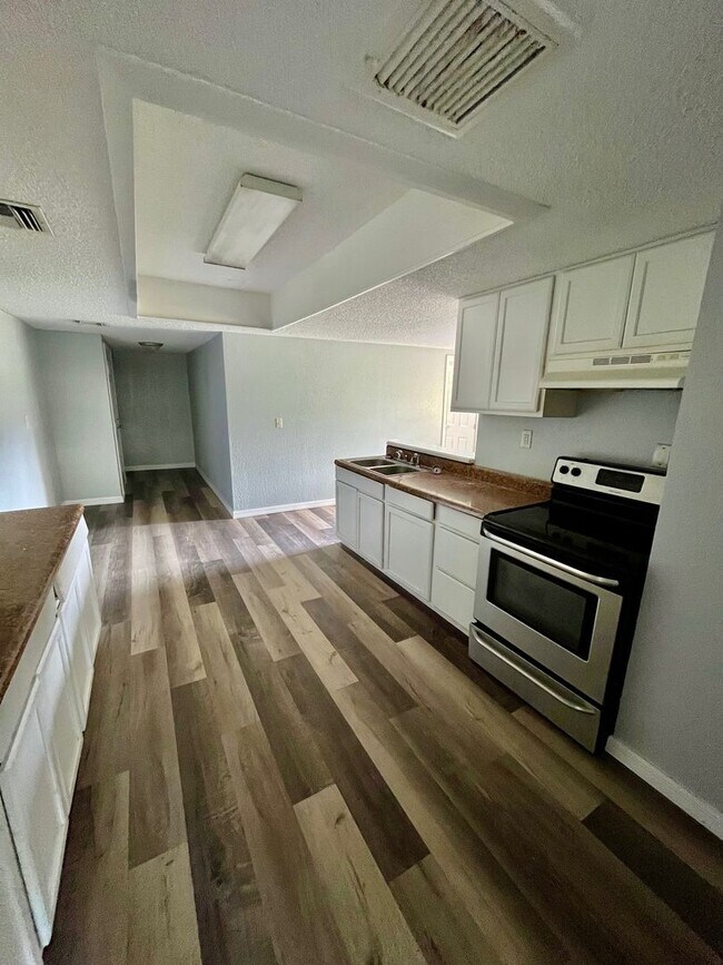Foto del edificio - HUGE Dade City 3BR/1BA/1 Car Garage Home w/Tons of Living Area! NO APPLICATION FEE!