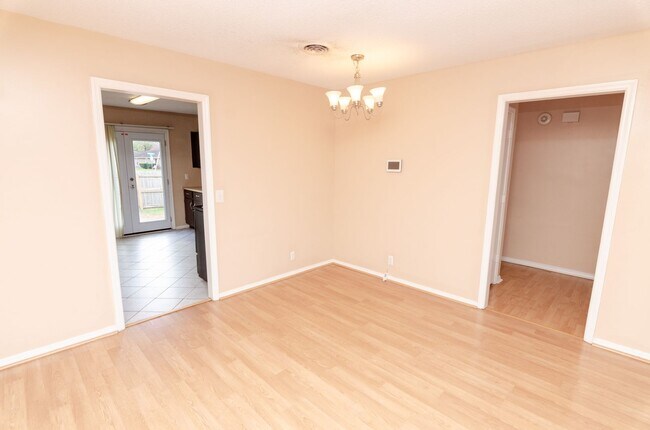 Foto del edificio - 7300 Weston Way Dr