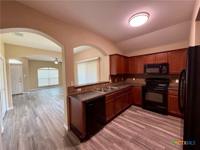 Building Photo - 101 Salas Dr