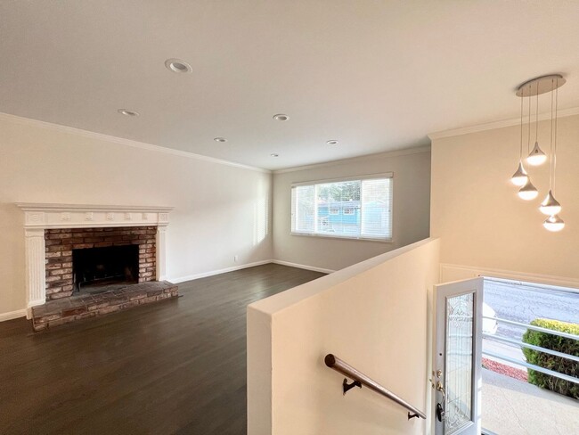 Building Photo - Newly Renovated 3-Bed/2-Bath in Linda Mar ...