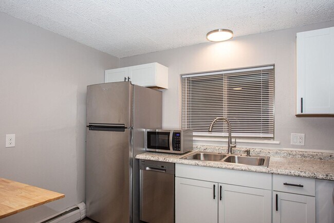 Foto del edificio - 2 Bed 1 Bath On Bus Route - Heat Included/...