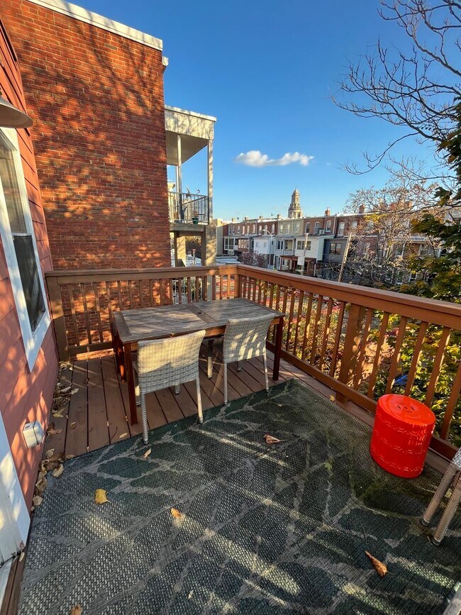 Building Photo - Top Floor Mount Pleasant One Bedroom W/Pri...