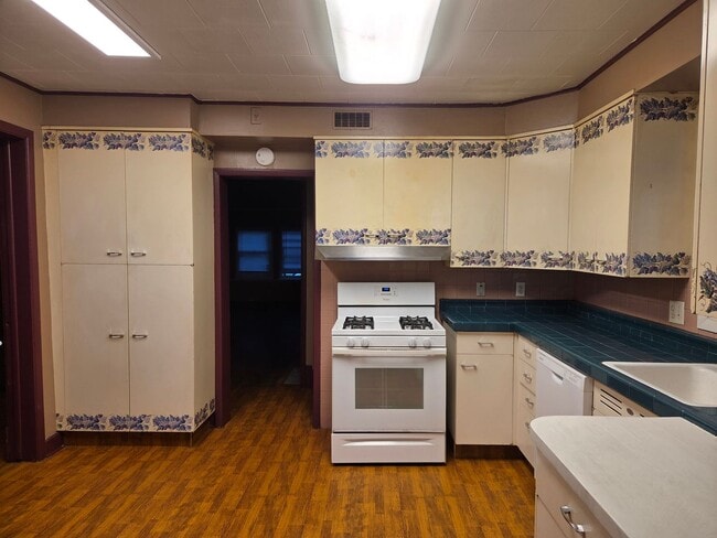 Building Photo - Beautiful 3-bedroom house available now