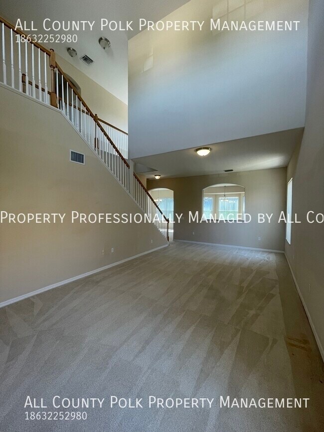 Building Photo - Charming 4 Bedroom 2.5 Bathroom Single Fam...