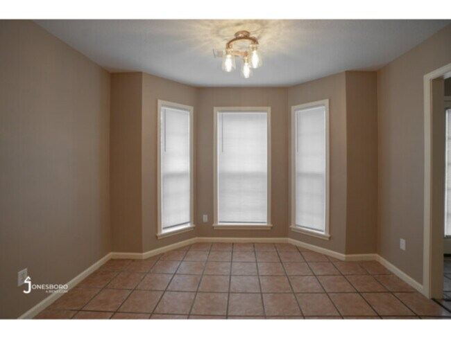 Foto del edificio - 2221 Sheffield: 4BR 2BA House!