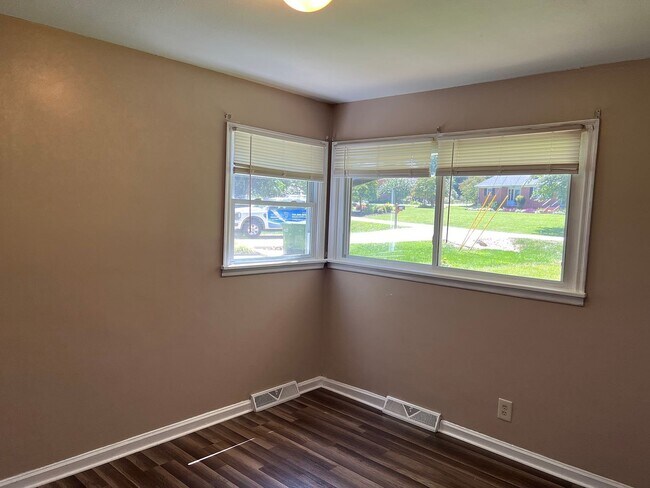 Building Photo - 310 Eastwood Dr
