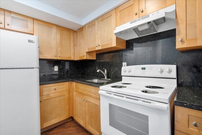 Building Photo - 1651 NE Miami Gardens Dr