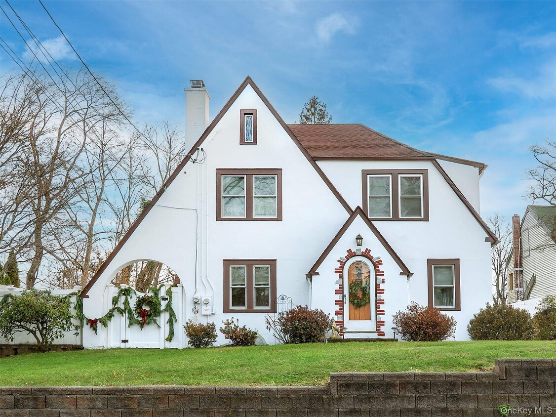 Photo - 118 McLoughlin St (Glen Cove, NY)