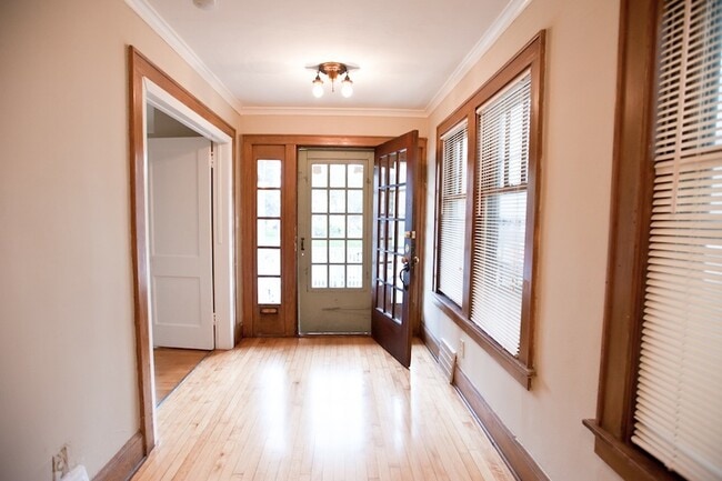 Foto del edificio - 3259 N Oakland Ave