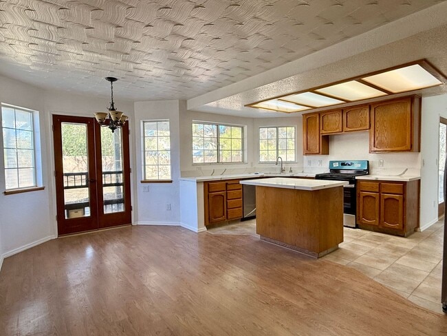 Building Photo - NORTHWEST SOLAR HOME - AVAILABLE NOW!