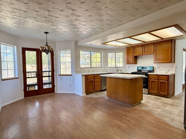 Foto del edificio - NORTHWEST SOLAR HOME - AVAILABLE NOW!