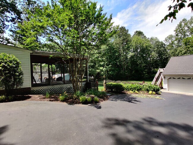 Foto del edificio - 4 bedroom home with large detached garage