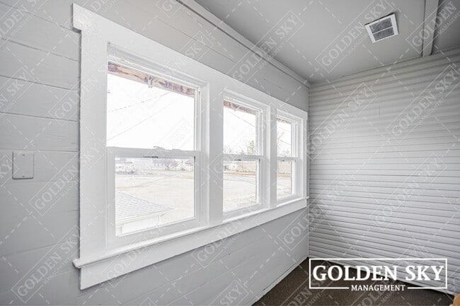 Building Photo - 115 E Willard St