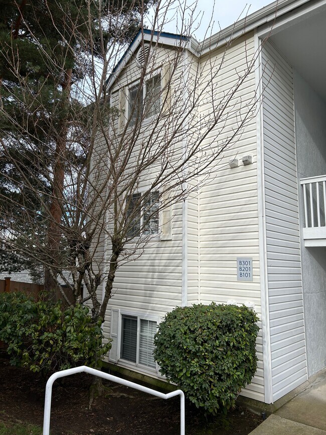 Building Photo - 11002 SE Petrovitsky Rd