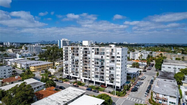 Foto del edificio - 7850 Byron Ave