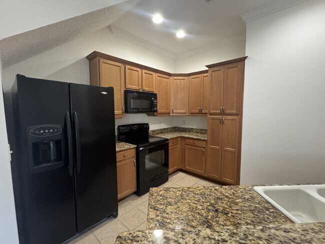 Building Photo - "Spacious 3-Bed Townhouse Retreat in Tampa's Heart - Modern Comforts Await!"