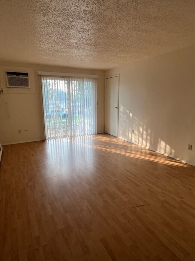 Foto del edificio - Spacious duplex! Carport, a/c, WASHER & DR...