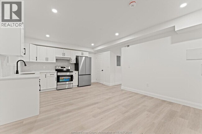 Building Photo - 702 Pierre Ave