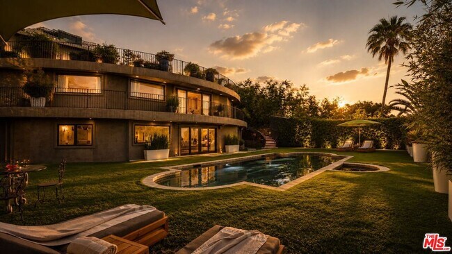Foto del edificio - 8740 St Ives Dr