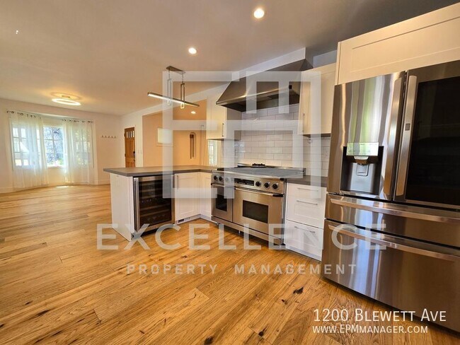 Foto del edificio - Spacious 4/2.5 With Solar, Pets Negotaible...
