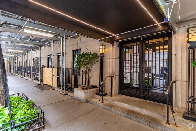 Entrada - 38-58 E 10th St