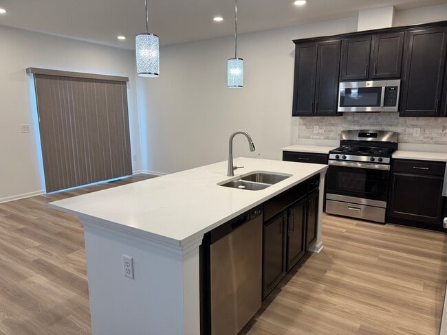 Building Photo - 287 Kingsport Dr