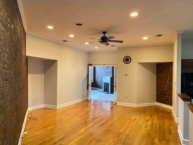 Building Photo - Downtown Apartment! 2 Bed/ 2 Bath with Par...