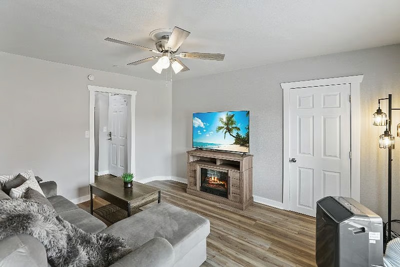 Foto principal - 1001 N Elm St