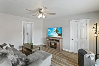 Building Photo - 1001 N Elm St