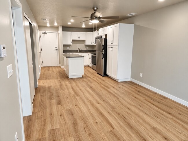 Building Photo - 1032 E 400 S
